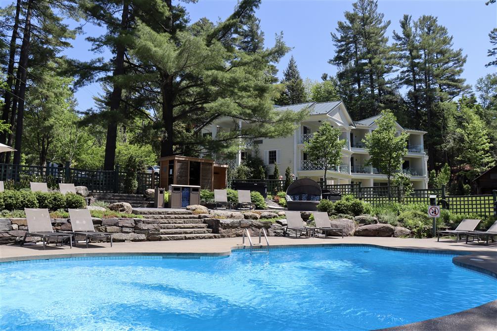 Le Ripplecove Hôtel & Spa - Piscine et Pavillon Massawippi (&copy;Simon Ratté-Dignard)