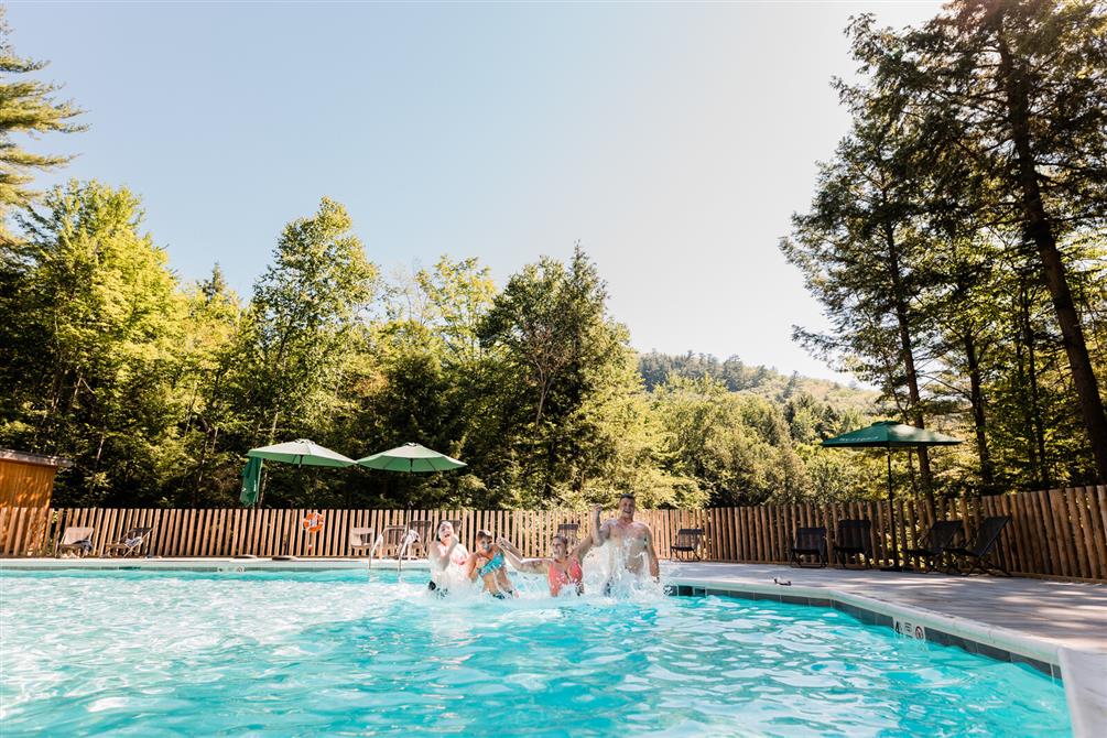 Huttopia Sutton - Piscine  (&copy;Huttopia Canada)