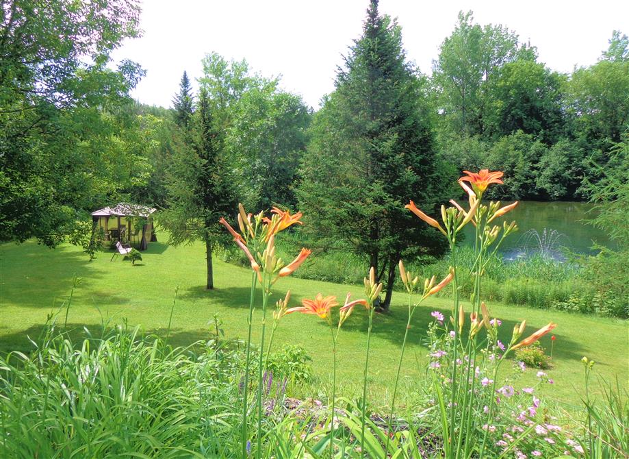 Vue coin clients en bas pres du lac (&copy;Motel des Deux Lacs)