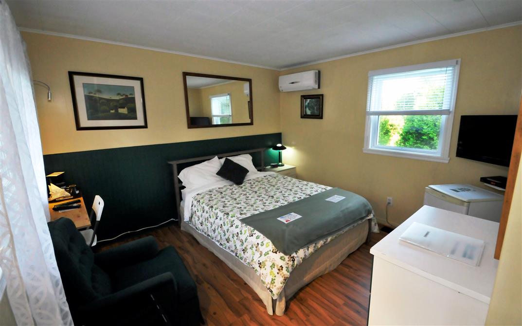 chambre 1 lit double vue sur le lac (&copy;Motel des Deux Lacs)