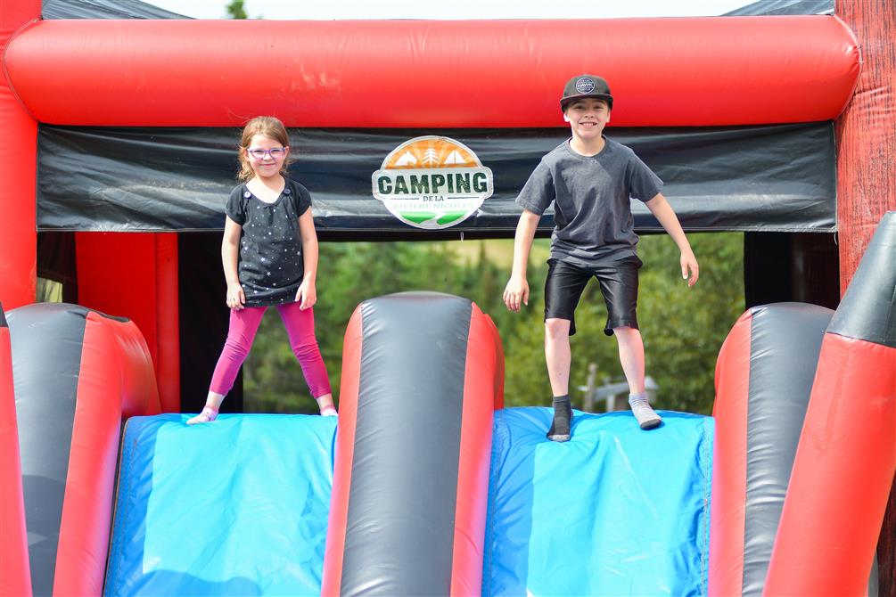 Parc de jeux gonflables (&copy;Camping de la Rivière Nicolet)