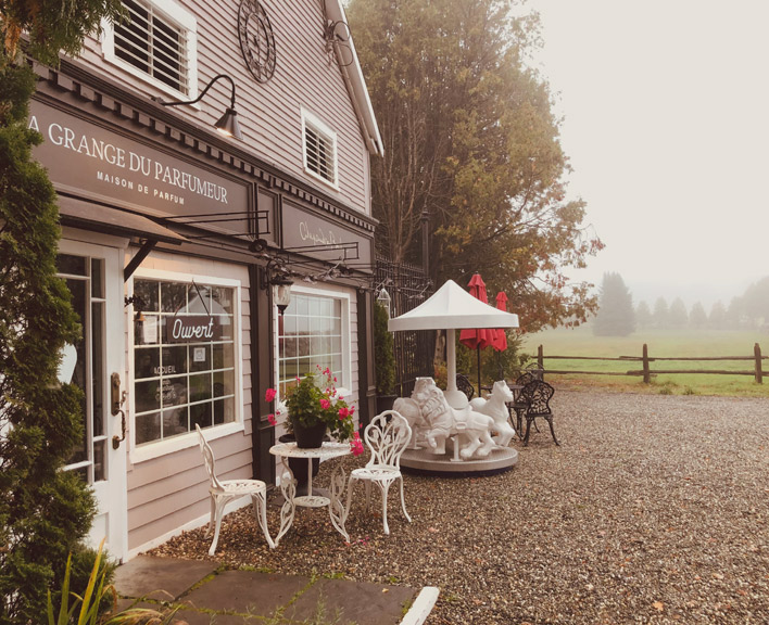 Façade de La Grange du Parfumeur face au lac Memphrémagog. (&copy;La Grange du Parfumeur - Maison de parfum)