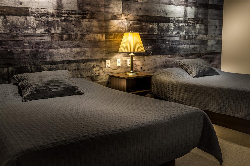 Chambre d'hôtel 2 lits doubles (&copy;Centre 03 // Camp musical Val-des-Sources)