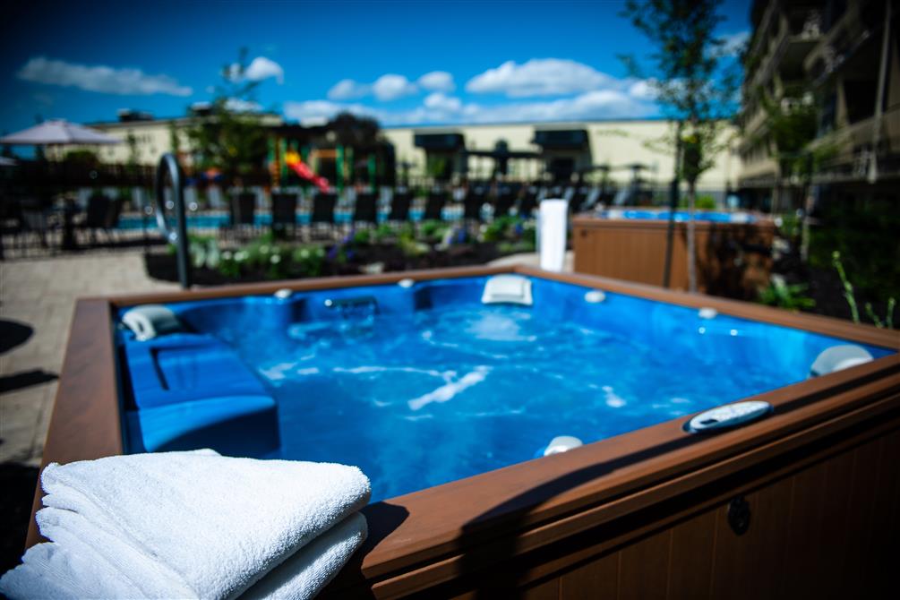 Spas extérieurs de jour (&copy;Hôtel Castel)